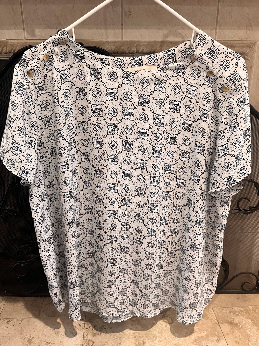 LOFT Women’s White and Navy Patterned Short Sleeve Top size L